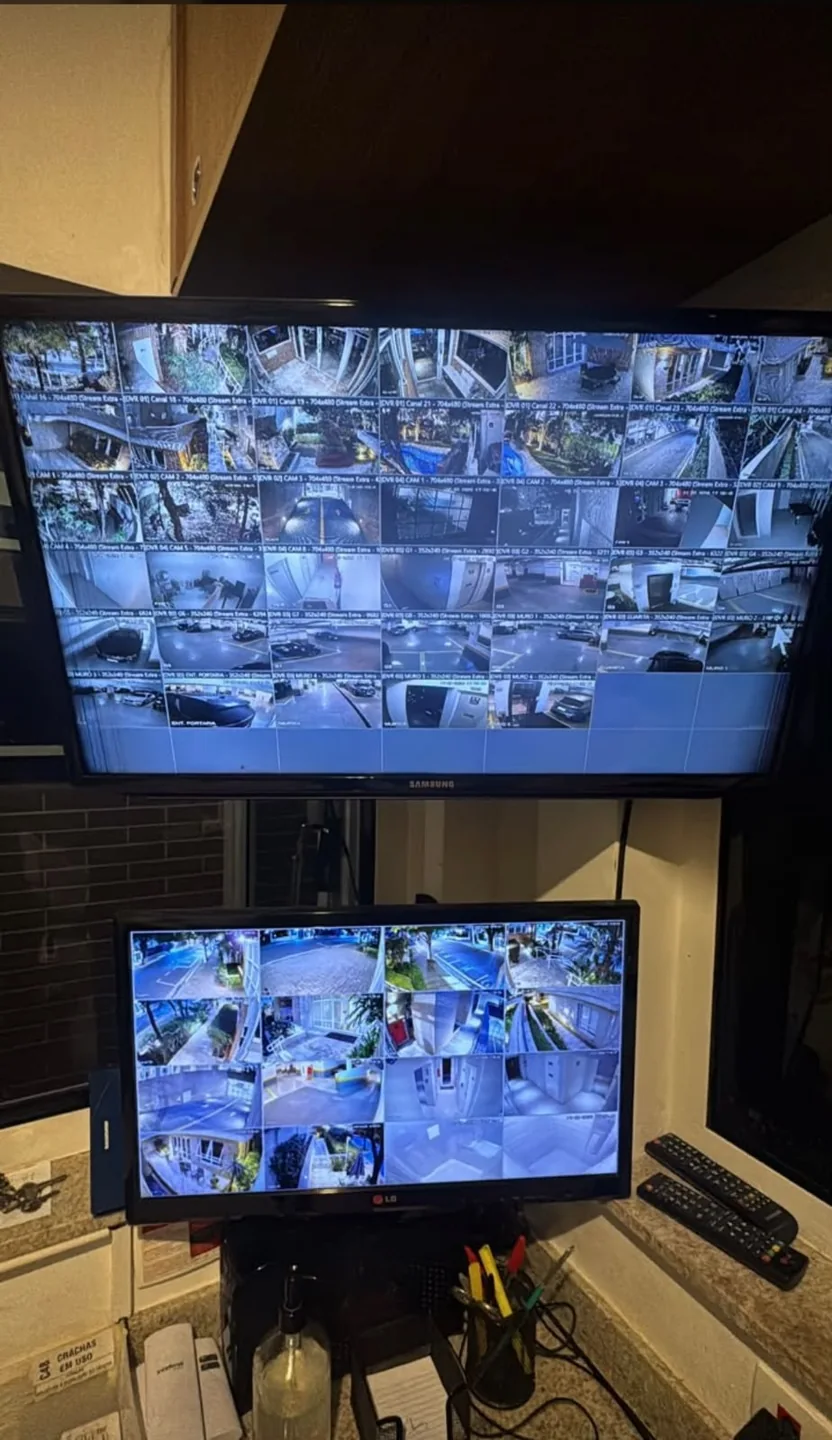 Monitores exibindo imagens de diversas câmeras