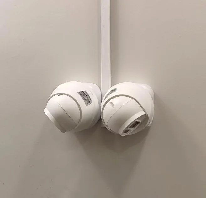 Duas câmeras instaladas em parede interna