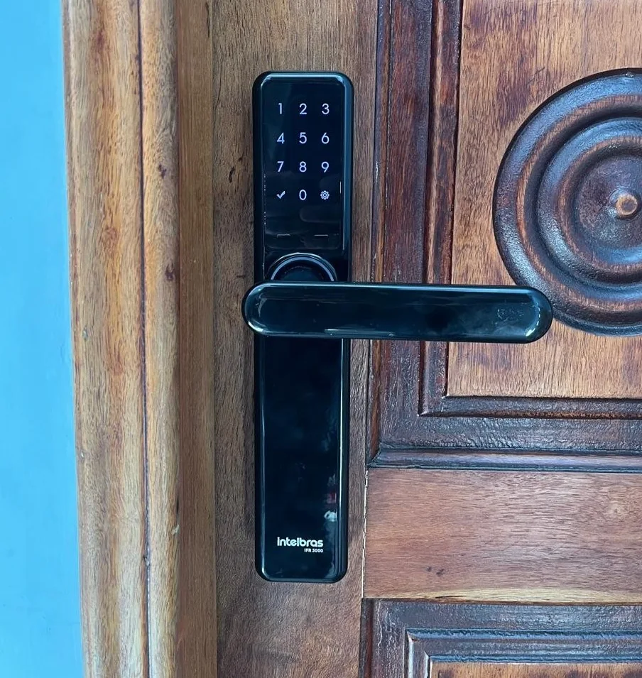 Fechadura digital instalada em uma porta de madeira