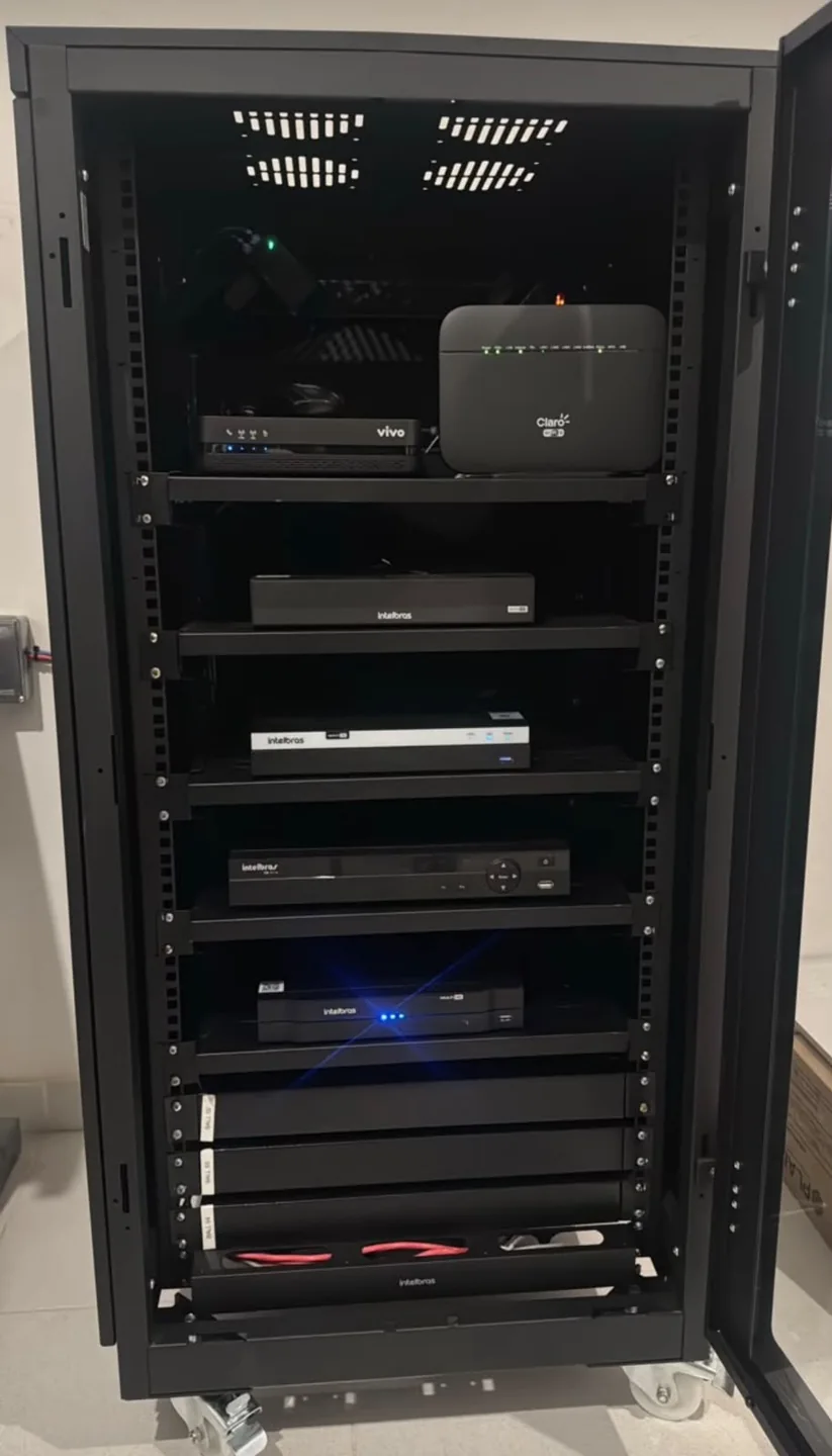 Rack com equipamentos e cabos organizados